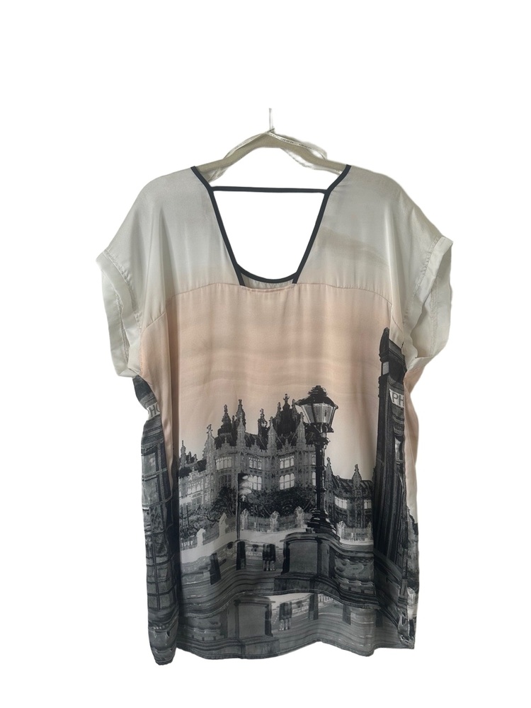 Forever 21 Top Womens Size 2X Beige Black Tunic Short Sleeve Cityscape Blouse - Picture 2 of 9